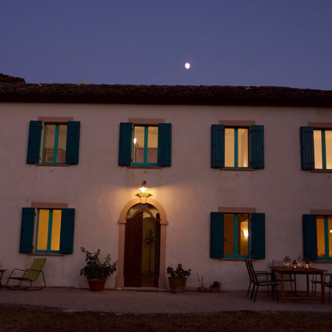 Erleuchtete Fenster im Gästehaus